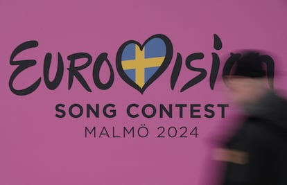 Una persona pasa junto a un cartel del Festival de la Canción de Eurovisión 2024 en Malmo, Suecia.