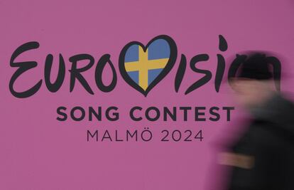 Una persona pasa junto a un cartel del Festival de la Canción de Eurovisión 2024 en Malmo, Suecia.