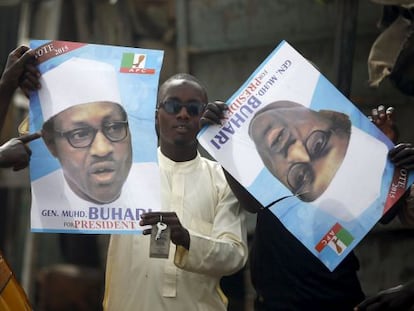 Partidários de Muhammadu Buhari seguram cartaz.