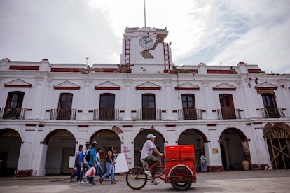 La fachada del palacio municipal, con su torreón parcialmente derruido, esconde una construcción completamente agrietada en el interior, con paredes y techos caídos. Muchos de los documentos municipales se han perdido entre los escombros.