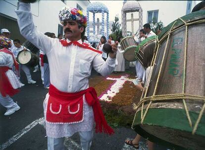 La fiesta de las cruces en El Pinar, en la isla canaria de El Hierro.