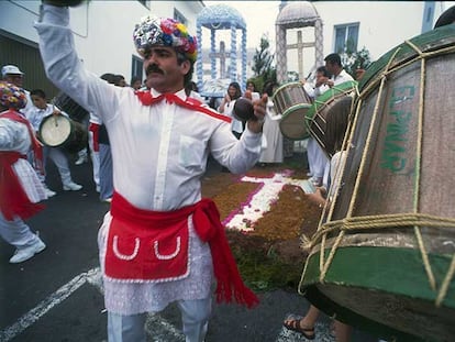 La fiesta de las cruces en El Pinar, en la isla canaria de El Hierro.