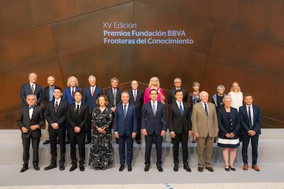 En el centro de la imagen, la presidenta del CSIC, Eloísa del Pino; el Lehendakari, Iñigo Urkullu; el presidente de la Fundación BBVA, Carlos Torres Vila; y el director de la Fundación BBVA, Rafael Pardo, con los premiados.