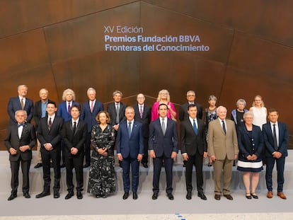 En el centro de la imagen, la presidenta del CSIC, Eloísa del Pino; el Lehendakari, Iñigo Urkullu; el presidente de la Fundación BBVA, Carlos Torres Vila; y el director de la Fundación BBVA, Rafael Pardo, con los premiados.