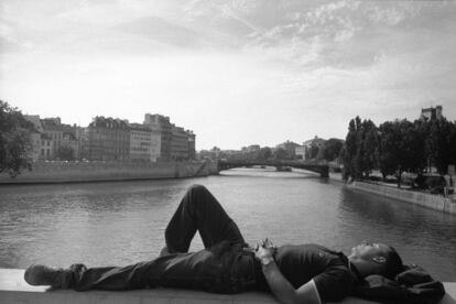 Un hombre descansa en un mirador sobre el Senna, en 2003.