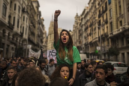Una estudiante durante la manifestación por el centro de Madrid.
