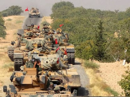 Tanques turcos acceden a territorio sirio, en dirección a Jarabulus, el 24 de agosto.