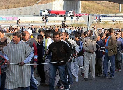 Los manifestantes, la mayoría de origen marroquí, han tardado unas tres horas en llegar desde el asentamiento de viviendas ilegales, situado al sureste de Madrid, hasta la Junta Municipal, donde les
esperaban unos 50 policías en previsión de incidentes, aunque su intervención no ha sido necesaria.