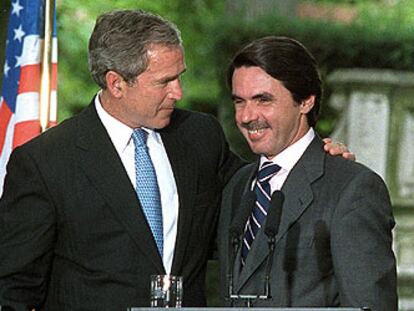 George W. Bush y José María Aznar, en los jardines de La Moncloa en junio de 2001.