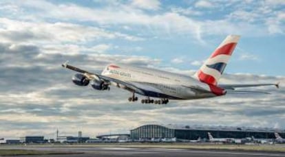 Un avión de British Airways en el aeropuerto de Londres-Heathrow.