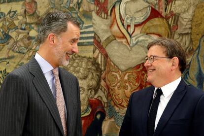 El Rey y el presidente valenciano, Ximo Puig, en el palacio de la Zarzuela.