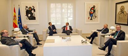 El presidente Zapatero y vicepresidente Solbes, se reúnen el 10 de noviembre de 2008 junto a los banqueros Emilio Botín (Banco Santander), Francisco González (BBVA), Miguel Blesa (Caja Madrid) e Isidre Fainé (La Caixa) para preparar su asistencia a la cumbre del G20 de Washington.