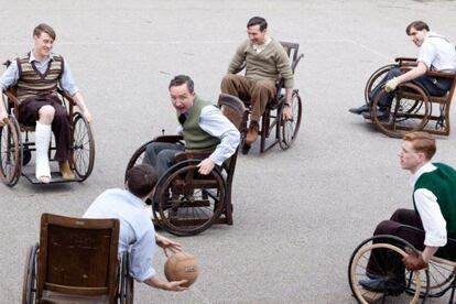 El actor Eddie Marsan (en el centro) da vida al doctor Ludwig Guttmann en 'The Best of Men'.