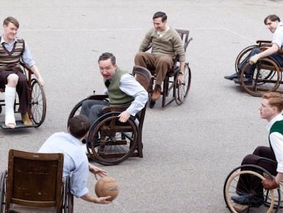 El actor Eddie Marsan (en el centro) da vida al doctor Ludwig Guttmann en 'The Best of Men'.