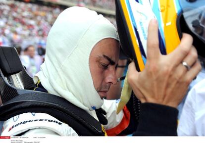 En los entrenamientos previos a la carrera su coche tuvo un problema con la bomba de gasolina y Alonso asumió que eso le condenaba de cara a la carrera del día siguiente. "La carrera está perdida”, aseguró. “¿Mañana? Nada. Ver la bandera de cuadros y coger el avión", continuaba el asturiano, desolado por salir en la 15ª posición. Finalmente el día siguiente llegó y Alonso consiguió su primera victoria con Renault, en septiembre de 2008. Cuando le preguntaron por su triunfo explicó: “En la última vuelta crucé los dedos esperando que no le ocurriera nada al coche”.