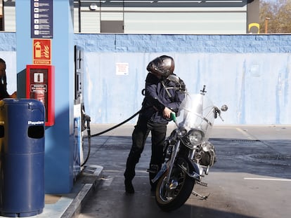 Un hombre reposta su moto, el pasado 1 de abril, en Madrid.