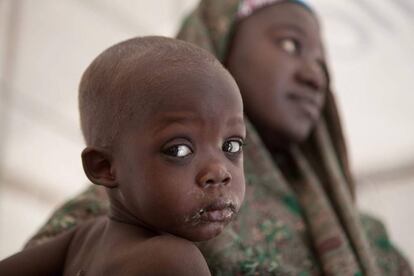 Una madre y su hijo en el campo de Dikwa.