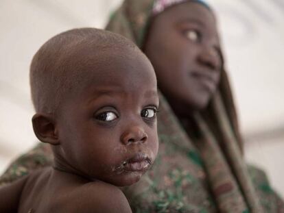 Una madre y su hijo en el campo de Dikwa.