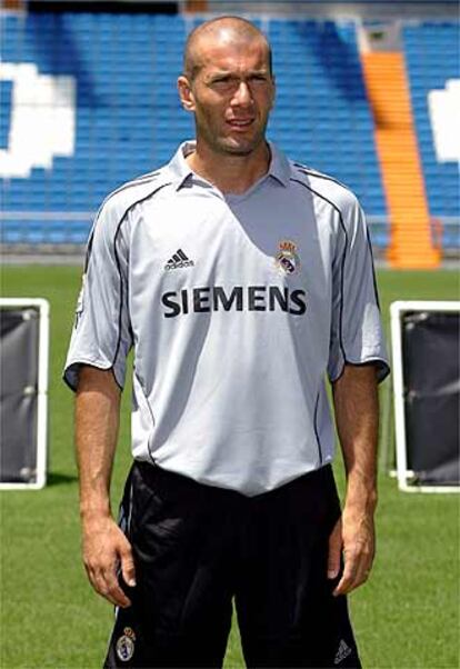 Zinedine Zidane muestra la tercera equipación del Real Madrid, de color gris.