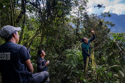 Para cubrir mayor terreno con su patrulla, Edison y su equipo utilizan drones donados por Amazon Frontlines y Ceibo Alliance para monitorear su territorio en busca de actividad extractiva ilegal.