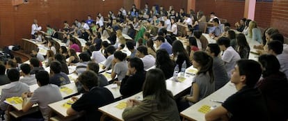 Varios j&oacute;venes se enfrentan en una de las aulas de la Universidad de Barcelona (UB) a la primera jornada de las pruebas de selectividad.