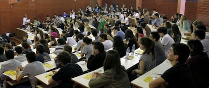 Varios jóvenes se enfrentan en una de las aulas de la Universidad de Barcelona (UB) a la primera jornada de las pruebas de selectividad.