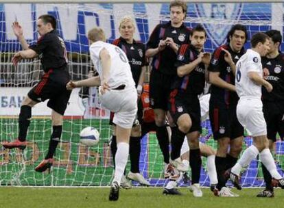 Pogrebnyak marca uno de los cuatro goles del Zenit al Bayern en San Petersburgo.