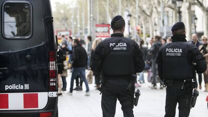 Una pareja de Mossos d'Esquadra.