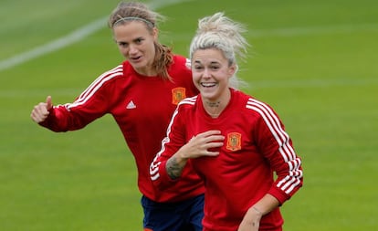 Irene Paredes (I) y Mapi León bromean en el entrenamiento de este jueves.