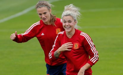 Irene Paredes (I) y Mapi León bromean en el entrenamiento de este jueves. 