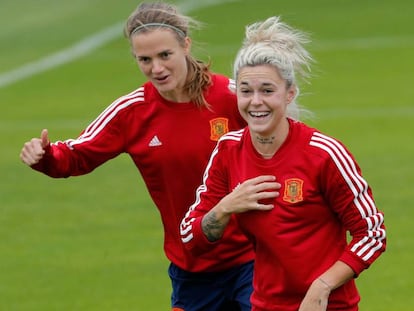 Irene Paredes (I) y Mapi León bromean en el entrenamiento de este jueves. 