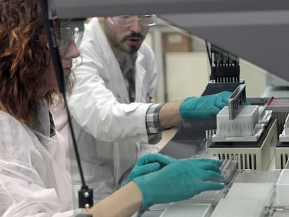 Investigadores científicos en un laboratorio.