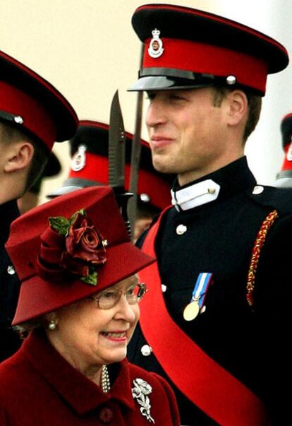 El príncipe Guillermo sonríe ante la reina Isabel II, que pasa revista a los graduados en la Academia de Sandhurst, en diciembre de 2006.