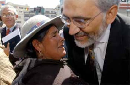 Carlos Mesa saluda a una campesina indígena en la plaza de San Francisco, donde se concentraban los agricultores.