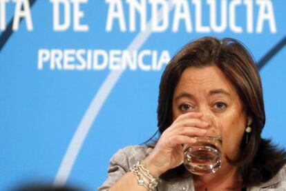 Mar Moreno bebe agua, durante su comparencia de ayer.