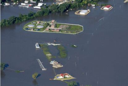 Casas y otros edificios, aislados del resto de Plattsmouth, Nebraska, por las inundaciones del río Misuri.