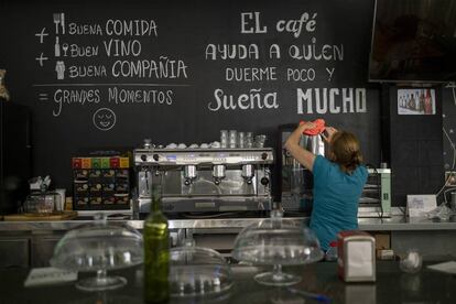 Últimos preparativos en un bar de Sevilla (España) que reabre sus puertas este lunes tras pasar a la fase 1. En España el número de fallecidos por coronavirus en las últimas 24 horas es de 143, la cifra más baja desde el 18 de marzo, con lo que el total de víctimas mortales asciende a 26.621.