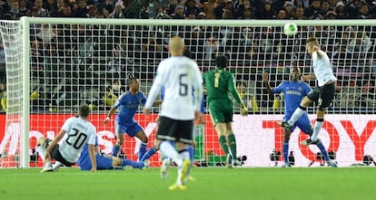 Guerrero cabecea a gol ante la defensa del Chelsea.