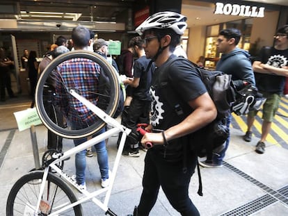 Repartidores de Deliveroo en la entrada al juzgado el pasado mes de mayo