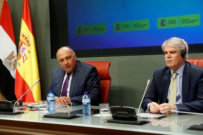 El ministro egipcio de Asuntos Exteriores, Sameh Shoukry con el ministro de Asuntos Exteriores de Espa&ntilde;a, Alfonso Dastis