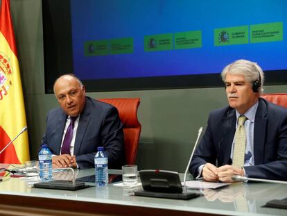 El ministro egipcio de Asuntos Exteriores, Sameh Shoukry con el ministro de Asuntos Exteriores de Espa&ntilde;a, Alfonso Dastis