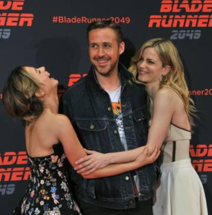 Ana de Armas, Ryan Gosling y Sylvia Hoeks durante el estreno de 'Blade Runner 2049' en Barcelona el pasado mes de junio.