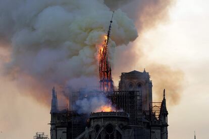 La catedral de Notre-Dame de París va patir dilluns un gravíssim incendi, que va derrocar la seva emblemàtica agulla i part del sostre. A la foto, moment en què es desploma l'agulla de la catedral.