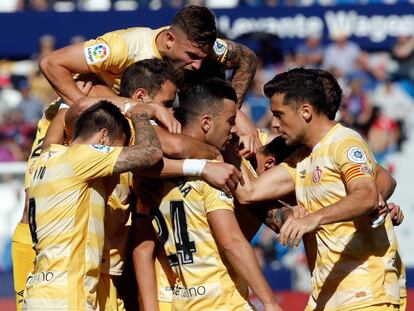 Los jugadores del Girona celebran un gol.