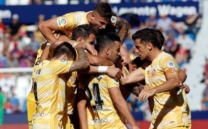 Los jugadores del Girona celebran un gol.