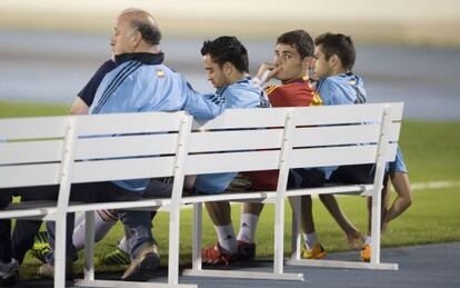 Del Bosque, Xavi, Casillas y Alba descansan en el banquillo.