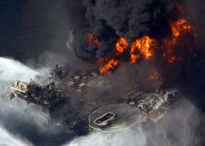 Fotografía aérea, tomada el 21 de abril, de la plataforma de extracción, cuyo incendio el pasado día 20 originó el vertido de crudo.