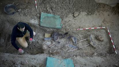 Excavación en una fosa del franquismo en Camas.