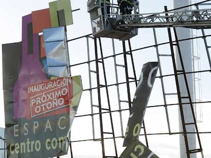 El viento derriba un cartel publicitario del centro comercial El Torreón