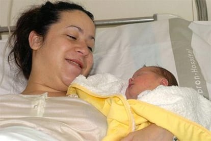 Miriam Castillo mira a su hija Carla, primera catalana del año y una de los tres españoles nacidos con las campanadas.
